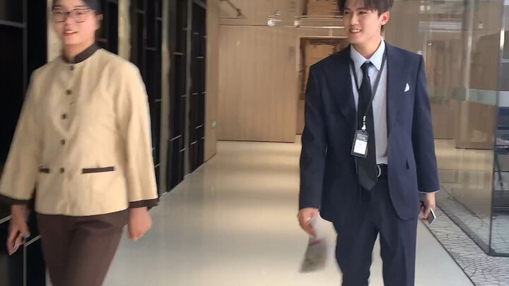 คุณแม่วังมาเยี่ยมกองถ่ายแล้วนะ～