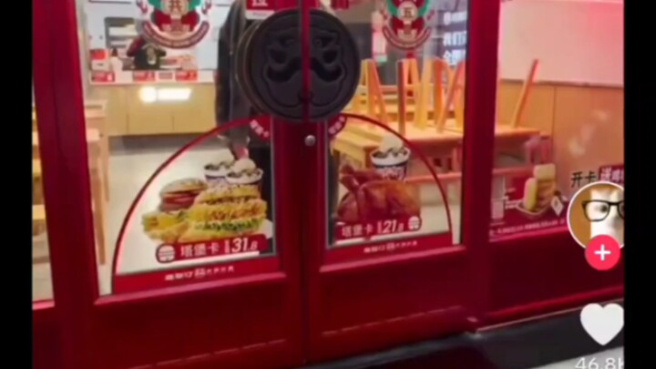 “TikTok”: Kết quả khi một blogger trong nước vào cửa hàng hamburger ngay trước giờ đóng cửa để đặt m