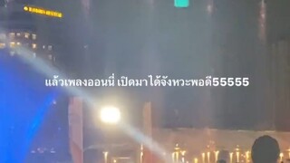 【BABYMONSTER】 广场上放上了粉墨的歌 这时机太巧了 哈哈