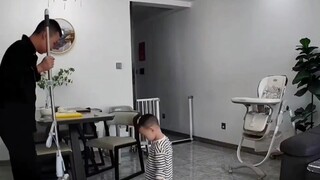 看得出来爸爸很懵