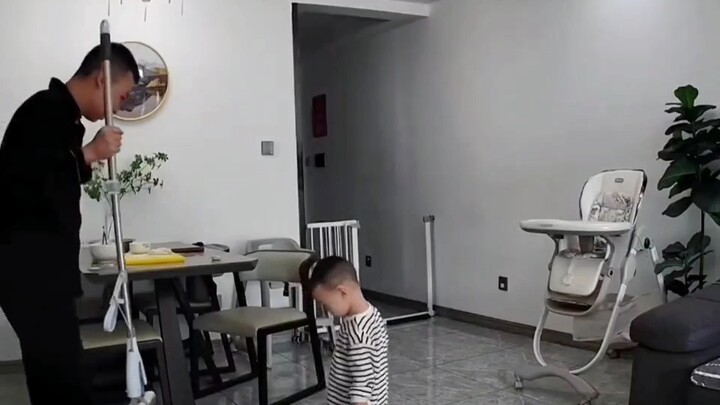 看得出来爸爸很懵