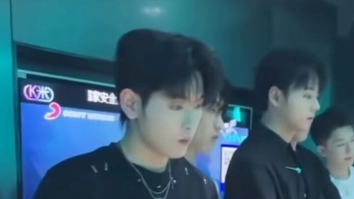 Hóa ra làm mẫu nam sàn đêm cũng không dễ dàng gì nhỉ?