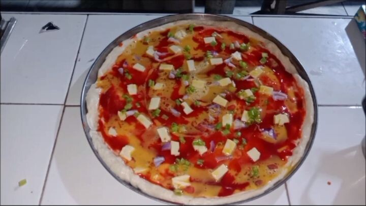 HOW TO MAKE HOME MADE PIZZA? There is it in a simple way! Comment for the ingredients