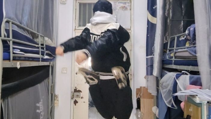 Kỳ nghỉ, chỉ có mình bạn ở lại ký túc xá.