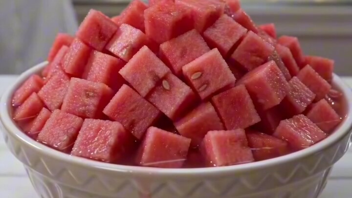 กินเครื่องดื่มเย็นคลายร้อนชนิดหนึ่งให้หมดภายใน 10 นาที รับรางวัล 3 พันล้าน จะเลือกอันไหน?
