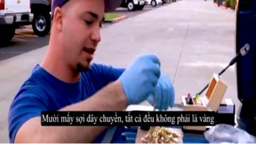 thanh niên hào hứng hốt về  trang sức triệu đô