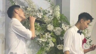 Hai phù rể nổi bật, ai không biết còn tưởng họ đang tham dự đám cưới của hai người đấy.