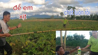 Tư Cà Khịa  Giúp Chủ Vườn Bí Xịt Thuốc Ai Mà Có Ngờ Được...