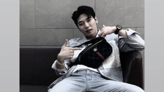Anh trai vũ công phụ họa của Hwasa Maria, Tattoo Guy, có hẳn một trang riêng! Xem anh ấy nhảy nhóm n
