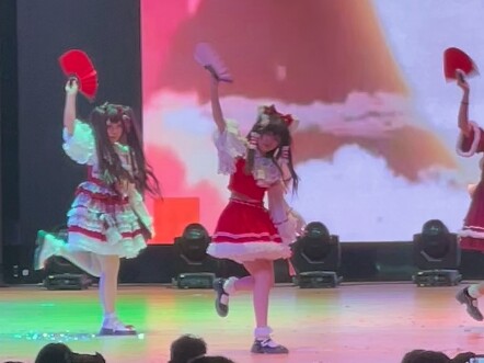 เรย์มุออกมาเต้นเพลงกาลเทศะวันปีใหม่ที่โรงเรียน!