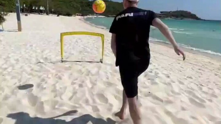 เตะฟุตบอลบนชายหาดยังเนียนขนาดนี้ได้เลย?! ถึงเวลาอวดทักษะแล้ว!