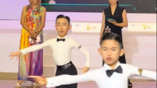 Limixiu has grown up. He jumped for three seconds before I realized that this was not a cartoon. It 