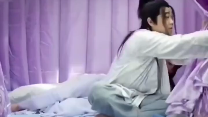 Dapeng was spotted by his master and gave an awkward smile.