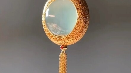 When you come across such a beautiful bead, you just can’t bear to drill a pair of holes in it. I en