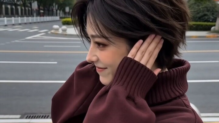Little E is so stingy—how can a little cheek kiss make them shake with anger? ε=(´ο｀*)))