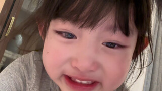 又哭又笑的，脸都变形了。