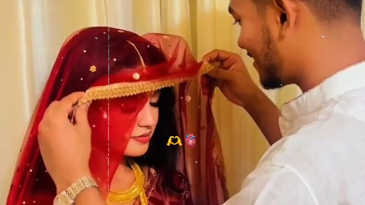 একটু রোমান্টিক না হলে কি আর চলে। ☺