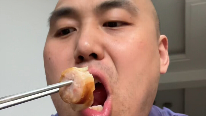 Merayakan pencapaian penurunan berat badan tahap demi tahap.