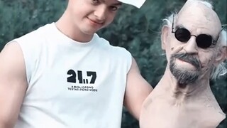 kak punya tongkat yang sangat berat💀