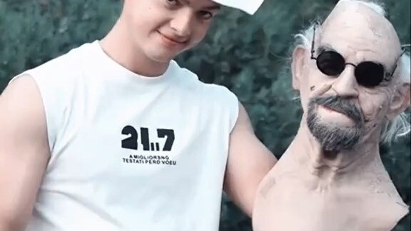 bro有很沉的拐杖💀