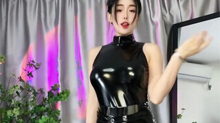 ป้าหุ่นยนต์มาแล้ว พร้อมเข็มขัดและถุงน่องสีดำ