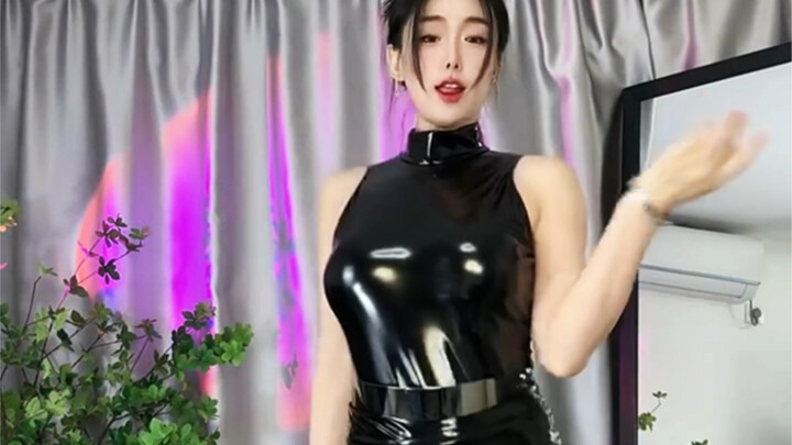 Cô dì robot ở đây, với thắt lưng và tất đen