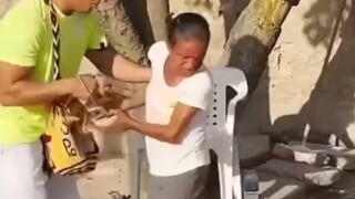 ขโมยของแล้วถูกหนีบ