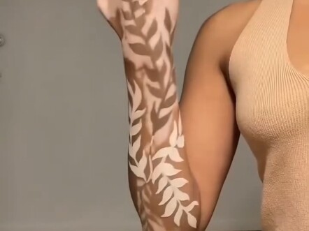 Thế giới hôn lên nỗi đau của tôi, nhưng tôi đáp lại bằng tiếng hát.