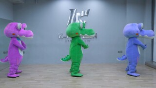 🐊 Super cute "Bunny Dance"