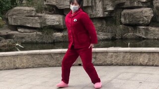 The embarrassing dance of the community people watching her in red pajamas, Mamamoo—HIP, the spirite