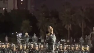 Mặc bộ đồng phục huấn luyện quân sự rộng thùng thình nhảy Heaven đây!