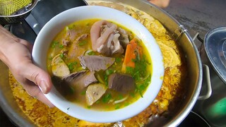 Bất ngờ gặp quán Bún bò Huế với nồi nước lèo mắm ruốc cực thơm ngon 50k/tô ở Sài Gòn