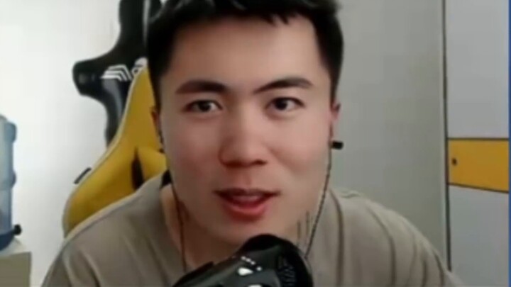 The first person to live broadcast in the toilet! Mingmu suddenly had a stomachache and went to the 