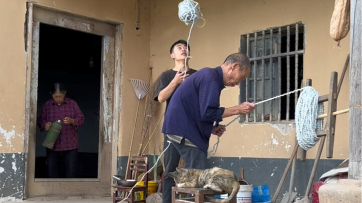 When I’m feeling down, just listen to my grandpa play the erhu and my mood instantly lifts.