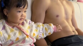 宝宝喜欢伸爸爸衣服里摸肉，大庭广众下被爸爸说不知羞！！