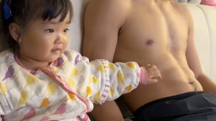 Bé con thích chui vào áo bố sờ thịt, bị bố mắng trước mặt đông người là không biết xấu hổ!!