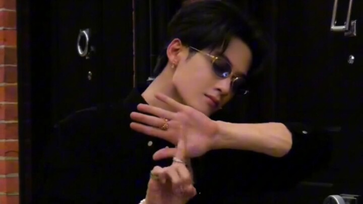 ตันเจี้ยนซีเต้นท่า GGEZ ท่วงท่ามือสะอาดไม่เลอะเทอะ การเคลื่อนไหวร่างกายต่อเนื่องลื่นไหล ดูแล้วเพลินส