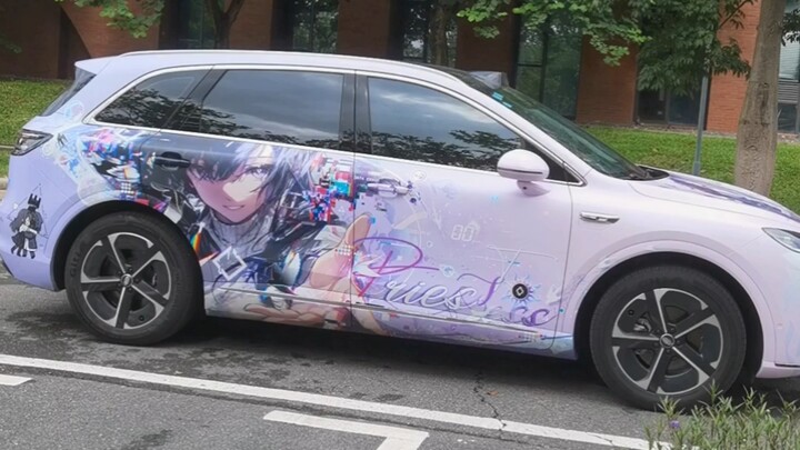 Memesan mobil bersama ternyata dapat mobil berstiker karakter.