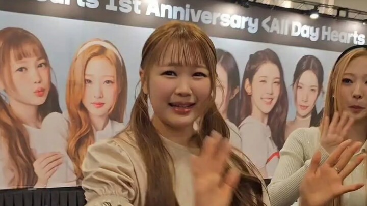 เน็ตไอดอลกำลังถูกปั้นให้กลายเป็นไอดอลอย่างต่อเนื่อง… หวังหรง คุณแม่ลูกสามก็มาจัดงานเซ็นลายเซ็นเช่นกั