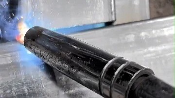 Cụ ông Hailar, Nội Mông mỗi ngày đều cưa thanh chắn bãi đỗ xe, bằng sức một mình giúp cư dân quanh đ
