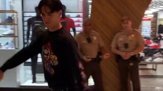 The security guards at the entrance were stunned.