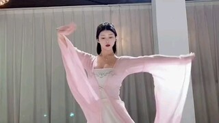 双瞳剪水盈盈意，罗袖飘曳泠泠香。