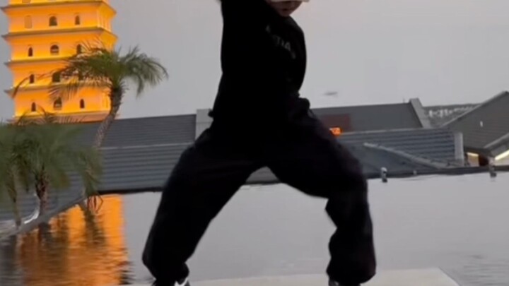[Wind Blows All Summer] Dancing on the Rooftop of Your Own Hotel