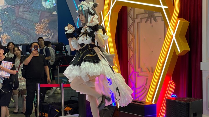 23bwAzur Lane Stan kucing Cheshire cosplayer menari