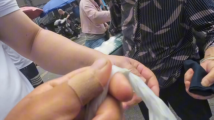 当主包卖鱼遇到我的黑名单，我们之间究竟能擦出什么样的火花？欢迎收看80后小伙钓鱼摆摊卖鱼日记！#卖鱼人