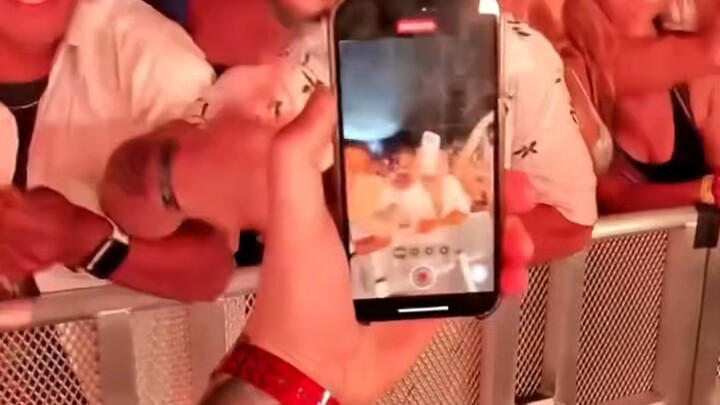 The Chainsmokers: Randomly Pick a Lucky Fan to Come on Stage with Their Phone!