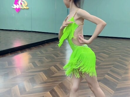 小妹妹跳拉丁舞