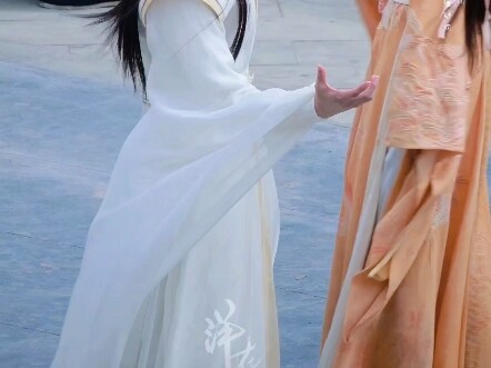 Let’s take a look at Yang Yang and Han Liyan’s behind-the-scenes footage of their scene in Jiabao.