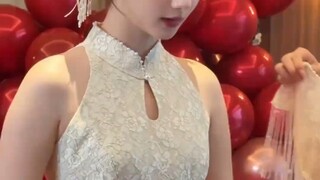 新郎亲自为新娘戴上披肩和项链，有种顶级豪门小姐结婚既视感