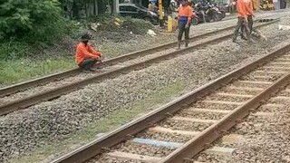 kereta surabaya hantam orang